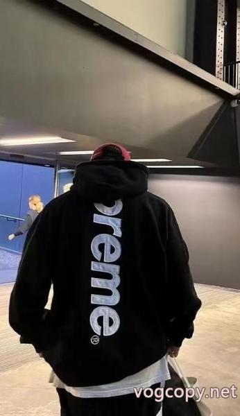 SUPREME大人っぼい 独特の存在感 雑誌掲載パーカーブランド コピー ショップ 1
