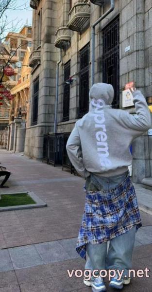 SUPREME大人っぼい 独特の存在感 雑誌掲載パーカーブランド コピー ショップ 4
