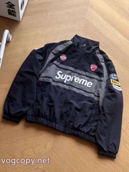 SUPREMEジャケットシック 即発送OK 美品*稀少偽 ブランド 購入. 1